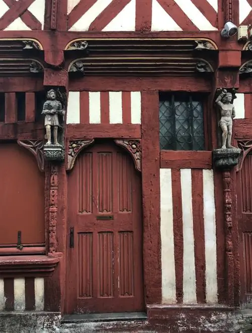 Maison TiKoz 16 века в Ренне фахверковый и консольный с тремя наложенными этажами.