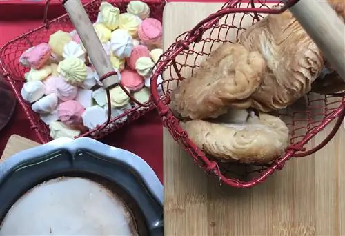 Меренги Gâteau Breton, окрашенные белой глазурью и куигнаманом, в Biscuiterie Merlin.