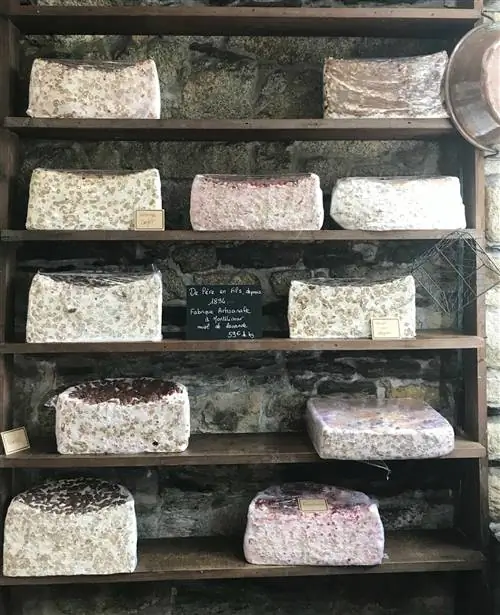 Нуга в RochefortenTerre во французской Бретани имеет форму гигантского сыра.