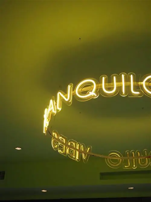 Неоновые огни на потолке.