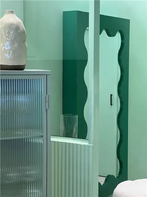 Зелень разных оттенков присутствует во всех помещениях.