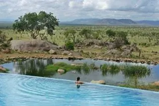 Пейзажный бассейн в отеле Four Seasons Safari Lodge Serengeti представляет собой роскошную площадку для наблюдения за слонами…