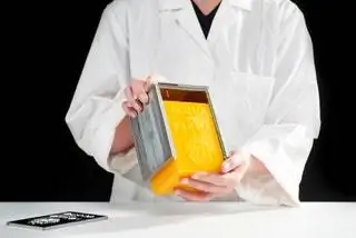 Эти чудеса мастерства сделаны руками итальянских мастеров в трех знаковых цветах Дома…