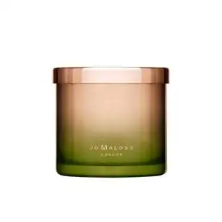 Лондонская фирма Jo Malone заставляет нас одеваться так, чтобы мы оставались дома, но приспосабливаясь к протоколам…