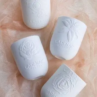 Этот бренд подлинной обонятельной роскоши родился на берегу Средиземного моря в 1884 году, в настоящее время находится в руках Vila Hermanos и…