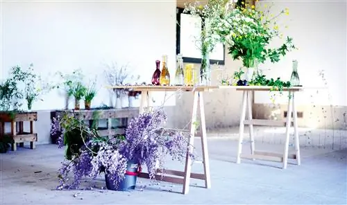 Вы научитесь составлять букеты и центры в мастерской цветочной композиции.