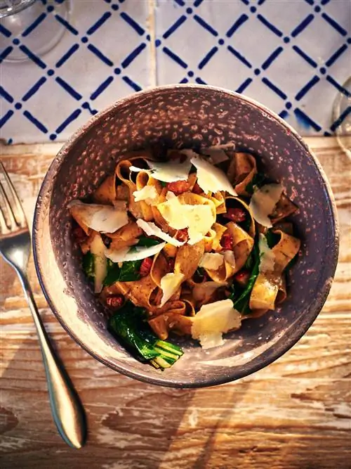 Еда готовится каждый день из того, что растет в саду.