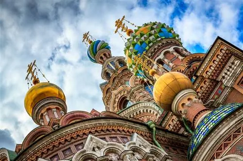 Храм Спаса-на-Крови также известен как Храм Воскресения Христова.