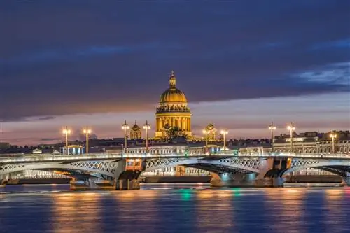 Морская прогулка по каналам Санкт-Петербурга обязательна.