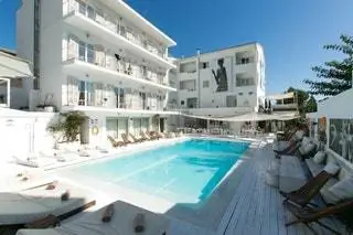 Играть в теннис, глядя на Средиземное море