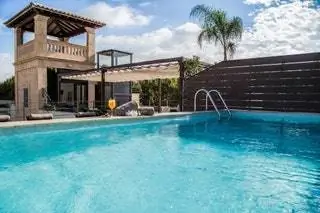 Ужин на Майорке, Токио и Лиме в тот же вечер.