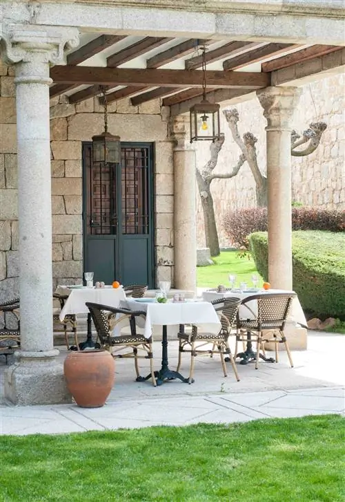 Столы расставлены под крыльцом бутик-отеля La Casa del Presidente.