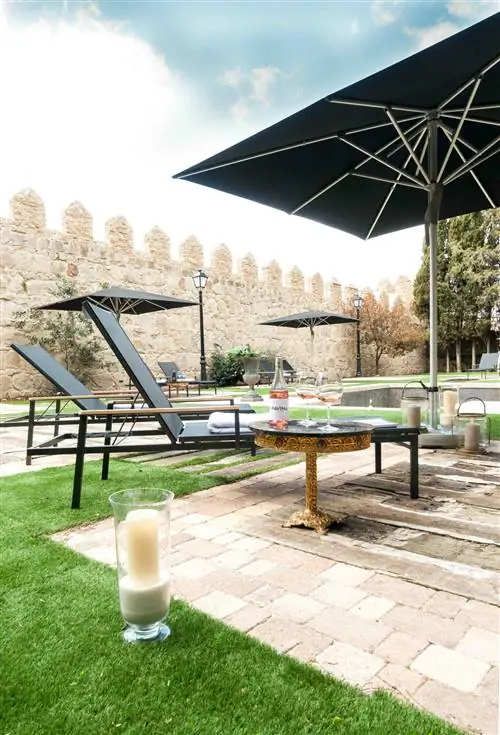 Бассейн и сады La Casa del Presidente ограничены стеной Авилы.