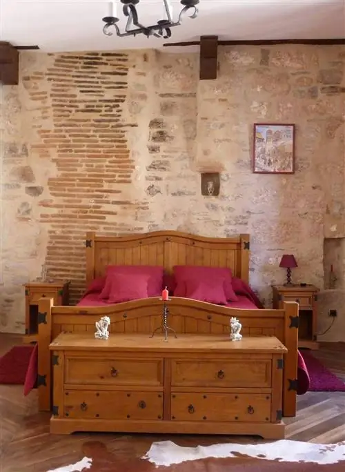 Одна из комнат средневековой гостиницы Escuelle des Chevaliers.