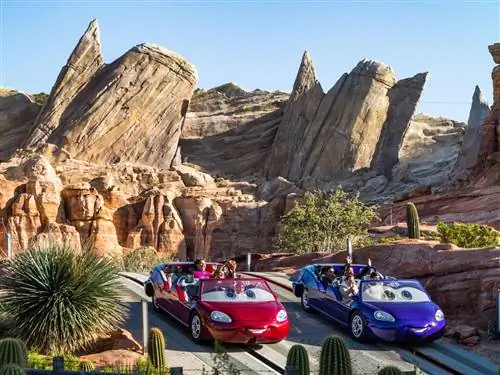 Две семьи катаются на трассе Cars Land.