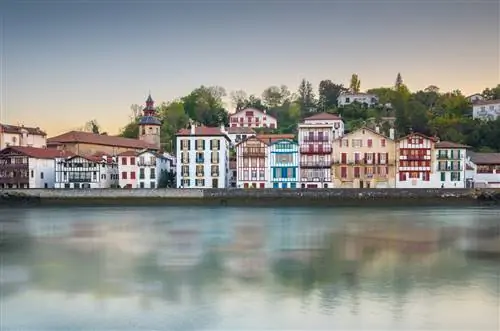 Виды на порт Сен-Жан-де-Люз Франция.