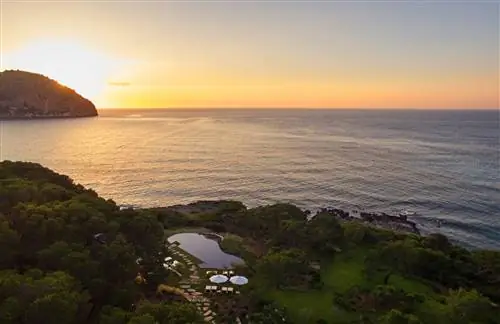 Новый отель Pleta de Mar охватывает Средиземное море.