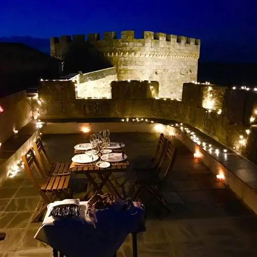 А почему бы не романтический ужин в донжоне средневекового замка?