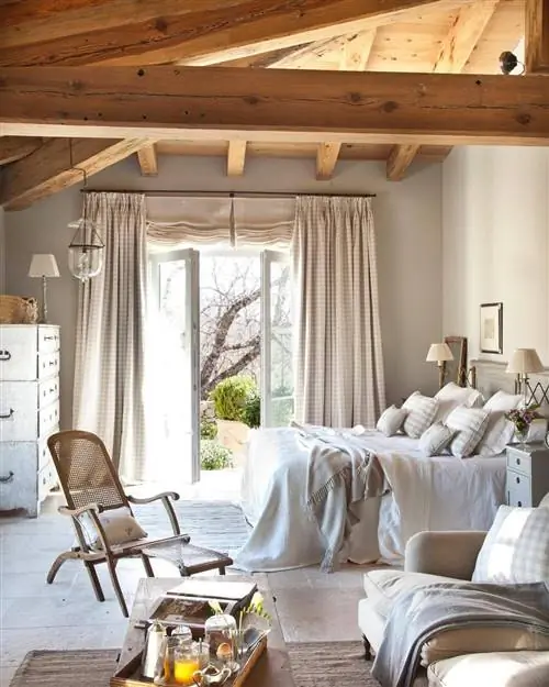 Идиллическая комната Gredos в La Casa de los Tomillares.