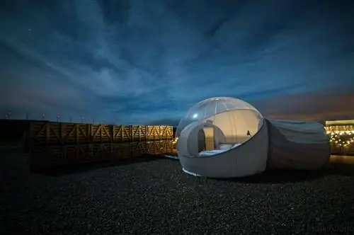 Один из пузырей лунной базы Брденас с видом на звезды.