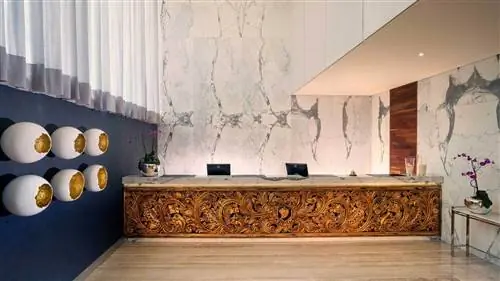 Стойка регистрации отеля STARA в Гамбурге, где важна даже самая мельчайшая деталь.