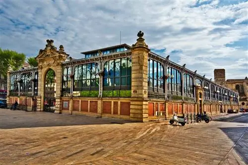 Красивое здание рынка Les Halles Narbonne.
