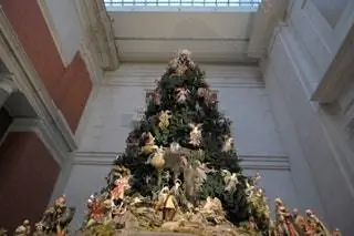 Рождественская елка Метрополитен-музея в Нью-Йорке.