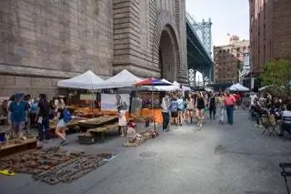 Бруклинский блошиный рынок Рождественский рынок под Манхэттенским мостом.