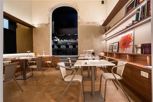 Реставрационный зал барселонского ресторана A alta Botica.