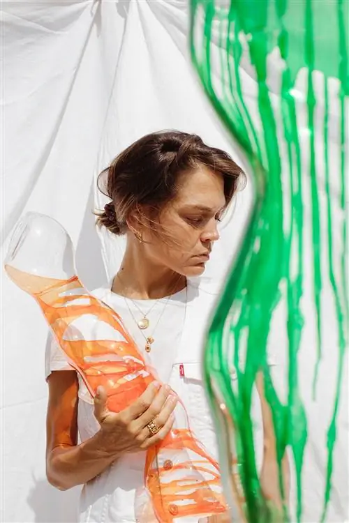 Марта Арменгол с одним из своих произведений