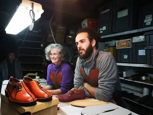 Лойос Пиль в своей мастерской учит нас важности своей работы.