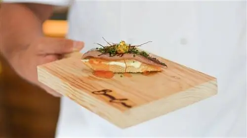 Копченая сардина с сыром тетилья и томатным джемом