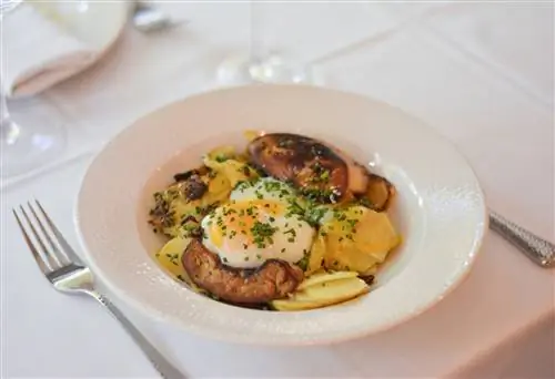 Яйца при низкой температуре с трюфельным картофелем и фуа.