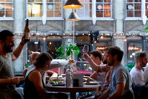 люди пьют вино в FARE BAR CANTEEN