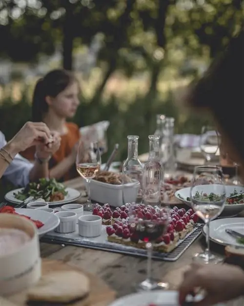 Основная деятельность в Le Bar происходит за столом.