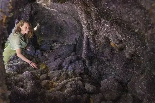 Медитация внутри этого аметистового кварца из Уругвая - настоящий опыт.