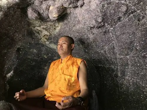 Медитация в великой аметистовой пещере Хрустального замка.