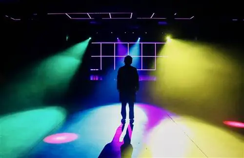 Ночной клуб во время CLUBS Art на танцполе