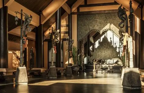Лобби Anantara Golden Triangle выглядит как огромный заповедник для слонов.