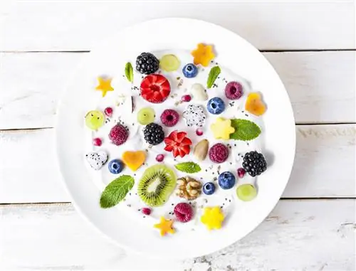 Лабне можно подавать со сладкими фруктами, а также как соленую закуску.