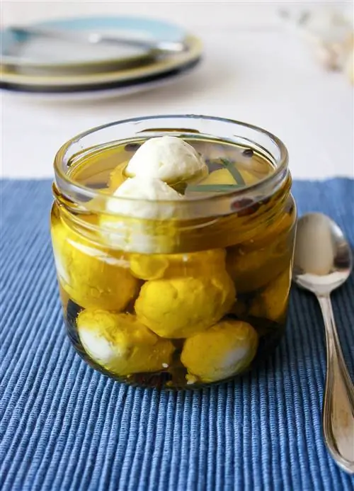 Лабне максимально процеживают и консервируют в виде маленьких шариков на оливковом масле.