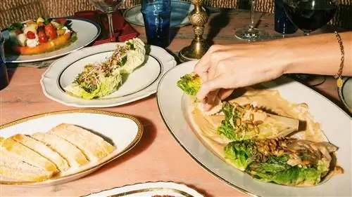 Елка светится каждую ночь благодаря прожекторам внутри