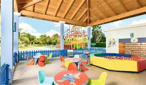 В детском клубе отеля Iberostar Varadero нет стен и много веселья и обучения.