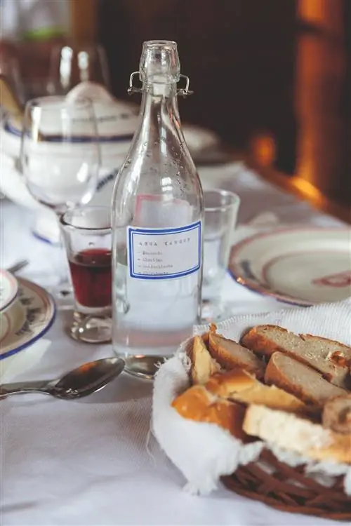 Накрытый стол в Quinta do Martelo в Ангра-ду-Эроижму.