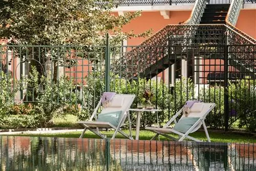 В отеле Palacio Principe Real Lisboa разбит очаровательный сад с бассейном.