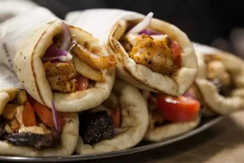 Souvlaki - греческий сэндвич, ради которого стоит гоняться за фудтраком Souvlaki GR по улицам Нью-Йорка.