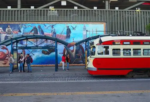 В Сан-Франциско ездить на старом фуникулере SF так же рискованно, как и весело.