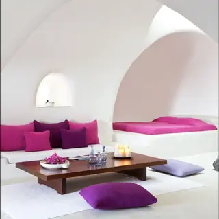 Белый люкс со сводчатым потолком, подушками и простынями цвета фуксии в Perivolas Lifestyle Houses.