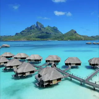 Бунгало над бирюзово-голубой лагуной в отеле Four Seasons Bora Bora.