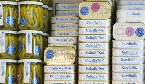 Conservas Nudista упаковывает и разливает в банки только качественный продукт, изначально приобретенный на семейных консервных заводах.
